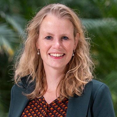 Dr. Esther Bron